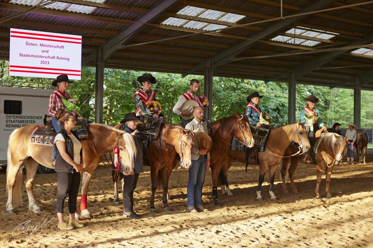 Von links nach rechts: Julia Frewein/ÖM All Around, Christine Pausweg/ÖM Trail und Western Pleasure, Reinhard Hochreiter/ÖSTM Reining, Isabella Platteter/ÖM Western Riding, Barbara Hengge/ÖM Ranch Riding